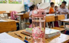 Chiếc bình nước này đang gây "sóng gió" trên MXH: Có gì mà khiến hội phụ huynh Việt Nam cãi vã, cho rằng đây là cách dạy con hư?