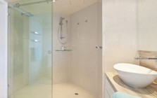 Vì sao ngày càng nhiều gia đình không còn lắp vách kính phòng tắm?