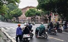 Người đi xe máy khi dừng đèn đỏ có được sử dụng điện thoại không? Cơ quan công an giải đáp