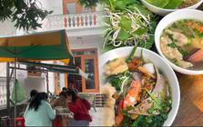 Quán hủ tiếu nằm trong biệt thự ở TP.HCM: Giá 30.000 đồng/bát, chỉ bán đúng 4 tiếng nhưng gần 30 năm vẫn đông khách