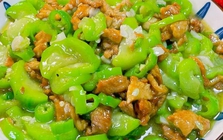 Cặp vợ chồng ngộ độc nguy kịch sau bữa tối, bác sĩ thở dài: Mướp, bầu, bí có 1 dấu hiệu ăn vào ngang "thuốc độc"