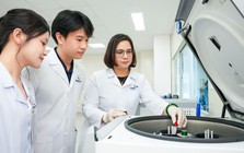 Không đứng trước bàn mổ, vẫn có thể bước vào trung tâm của y học hiện đại