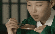 Vì sao người Hàn lại dùng đũa kim loại dẹt, nặng và khó gắp như vậy?