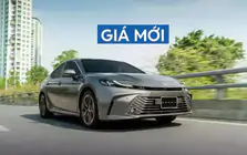 Toyota Camry hybrid giảm giá mạnh, về mốc từ 1,32 tỷ đồng