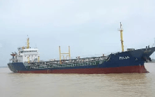 Đang chở hơn 650 tấn dầu, một tàu Trung Quốc bị chặn bắt giữa biển sau khi bị theo dõi cả tuần