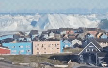Hàng triệu tấn băng khổng lồ bất ngờ lật úp tại Di sản Thế giới Greenland, cuộn sóng biển dâng cao tạo cảnh tượng khó tin