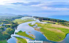 Sững sờ đầm nước ngọt 'nép mình' bên biển Sa Huỳnh