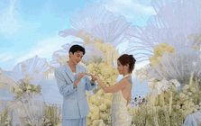 Chuyện tình "chị em" lệch 9 tuổi, có màn cầu hôn 600 triệu: Chồng nổi tiếng "sủng thê", vợ cứ phát biểu là gây tranh cãi