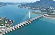 Phát hiện trụ bê tông cốt thép cao 200 m được dựng giữa cửa sông, thứ nó 'gánh' phía trên là công trình dài 914 m từng bị xem là không thể xây dựng