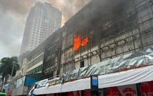 Cháy ngùn ngụt ở siêu thị điện máy cũ trên phố Hà Nội