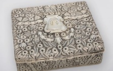 Dọn dẹp nhà, phát hiện kho báu trị giá 2,1 tỷ đồng trên gác mái