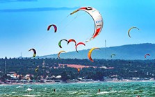 Không phải Đà Nẵng hay Phú Quốc, đây là vùng biển duy nhất của Việt Nam lọt Top 10 xu hướng du lịch toàn cầu năm 2026, hơn 200.000 lượt khách nước ngoài tìm đến để lướt ván