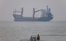 Tàu chở dầu bị vật thể bay không xác định tấn công tại eo biển Hormuz