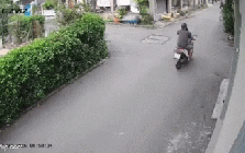 Người đàn ông đạp vào đầu, chửi bới cô gái sau va chạm, thêm 1 chi tiết gây bức xúc