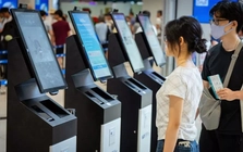 Khách đi máy bay xác thực sinh trắc học 10 giây tại Nội Bài
