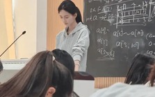 Chuyện lạ: Cô giáo bị phụ huynh kiện vì... quá đẹp, rốt cuộc ngoại hình nổi trội đến mức nào?