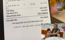 Quan sát thấy cụ ông chỉ ăn vài miếng trong bữa buffet ở Hà Nội, quản lý đưa ra lời đề nghị bất ngờ