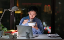 2 giờ sáng vẫn online, người trẻ 'sập nguồn', tự tích lũy nguy cơ bệnh tật