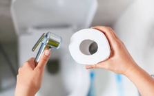 Dùng giấy vệ sinh hay vòi xịt tốt hơn?