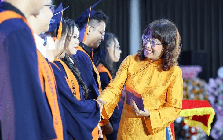 Đúng hôm nay 9/7, khóa bác sĩ y khoa đầu tiên của 1 trường ĐH ở Hà Nội tốt nghiệp: Duy nhất 1 sinh viên xếp loại xuất sắc
