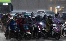 Mưa lớn bất ngờ trút xuống Hà Nội vào giờ tan tầm: Tình hình di chuyển các tuyến đường lúc này!