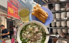 Giữa Hà Nội vẫn có quán phở 23.000 đồng, trà đá 2.000 đồng: Hơn 20 năm bán "giá cũ" giữa thời bão tăng giá