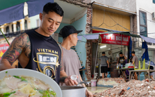 Viral quán phở nằm giữa công trường ở Hà Nội: Mỗi sáng bán hàng trăm bát, khách quen không ngại bụi