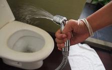 Vì sao nên ưu tiên dùng vòi xịt thay giấy vệ sinh sau mỗi lần đi toilet?