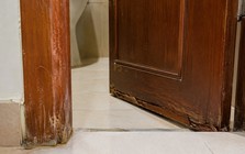 Vì sao ngày càng nhiều gia đình không còn làm cửa nhà vệ sinh bằng gỗ? 2 vật liệu chịu ẩm tốt đang dần trở thành xu hướng mới
