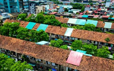 Khu tập thể cũ xuống cấp, người dân nép sát tường vẫn sợ vữa rơi