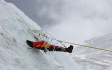 Vì sao có hơn 200 thi thể trên núi Everest không được đưa xuống đất và an táng?