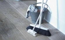 Vì sao nhiều gia đình ngâm chổi vào nước nóng pha muối, giấm trước khi đi ngủ? Công dụng ít ai ngờ
