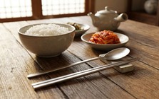 Vì sao người Hàn Quốc thích dùng đũa kim loại dù rất khó gắp?