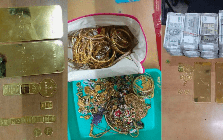 Tịch thu 17 kg vàng trị giá hơn 26 tỷ đồng cùng 21 tỷ tiền mặt, nhiều tài sản trong 7 két sắt của một cựu nhân viên đường sắt Ấn Độ