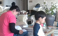 Đang ở ngoài, người mẹ bật camera thấy cảnh tượng khó tin giữa bảo mẫu và con trai, xúc động cắt clip đăng ngay lên mạng