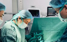 “Tôi cứ nghĩ khối u còn nhỏ, chưa cần đi khám”: 2 năm sau, bầu ngực người phụ nữ 37 tuổi biến dạng nghiêm trọng