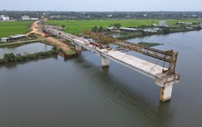 Hàng loạt cầu và đường dẫn thi công ‘rùa bò’, dân đợi hoài chẳng thấy thông xe