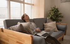 Điều gì xảy ra nếu bạn thường xuyên ngủ trưa sau bữa ăn?