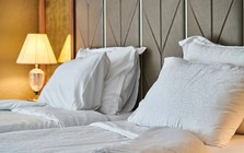 Vì sao chỉ có giường đôi nhưng khách sạn "hào phóng" bày tận 4 chiếc gối? Hóa ra không chỉ để gối đầu như nhiều người nghĩ