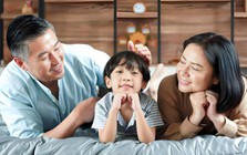 Một hành động thể hiện sự tự hào của cha mẹ với con cái nhưng chính con cái lại cảm thấy khó chịu vô cùng!