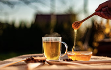 Người đàn ông ngày nào cũng uống nước mật ong, 1 năm sau đi khám, bác sĩ thốt lên ‘uống sai cách rồi’