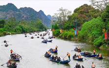Nhiều người chèo đò chở khách ở Chùa Hương bị lừa 4,4 tỷ đồng xin cấp phép hoạt động