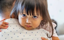 Càng cố làm vừa lòng người khác, càng dễ bị xem thường: 5 kiểu cha mẹ dễ khiến con hình thành "tính cách chiều lòng người"