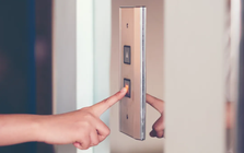 10 điều không nên làm khi đi thang máy có thể bạn chưa nghe thấy bao giờ