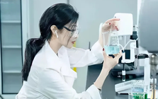 Phú bà livestream bán mặt nạ kiếm trăm tỷ, quá khứ bị phốt "làm màu" trong phòng thí nghiệm