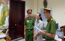 Khám xét cửa hàng giày dép, khởi tố ông chủ Phạm Văn Tân SN 1983