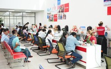 Đông đảo thí sinh và gia đình đến UEF hoàn tất thủ tục nhập học