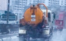 Xe bồn xả nước thải đen kịt xuống đường Vành đai 3, tài xế nói 'do sơ ý'
