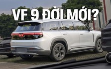 SUV cỡ lớn mới lộ diện trong nhà máy VinFast: Dáng bề thế, gầm cao hơn VF 9, đồn đoán là EREV như VF Wild