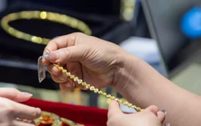 Giá vàng hôm nay (15/8): Giằng co đến khi nào?